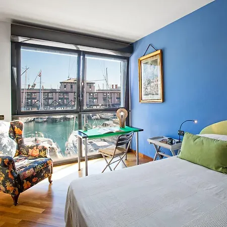 Sull'acqua Del Porto Antico Génova